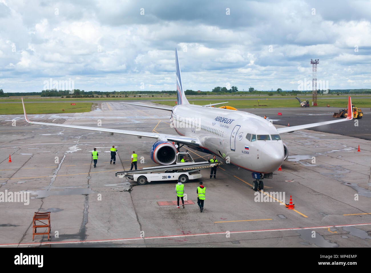NOVOSIBIRSK, Rusia Tolmachevo Airport, los servicios de asistencia en  tierra de los aviones Boeing 737-800 nombrado después de N. Leskov, Aeroflot  Airlines, equipaje cargando Fotografía de stock - Alamy