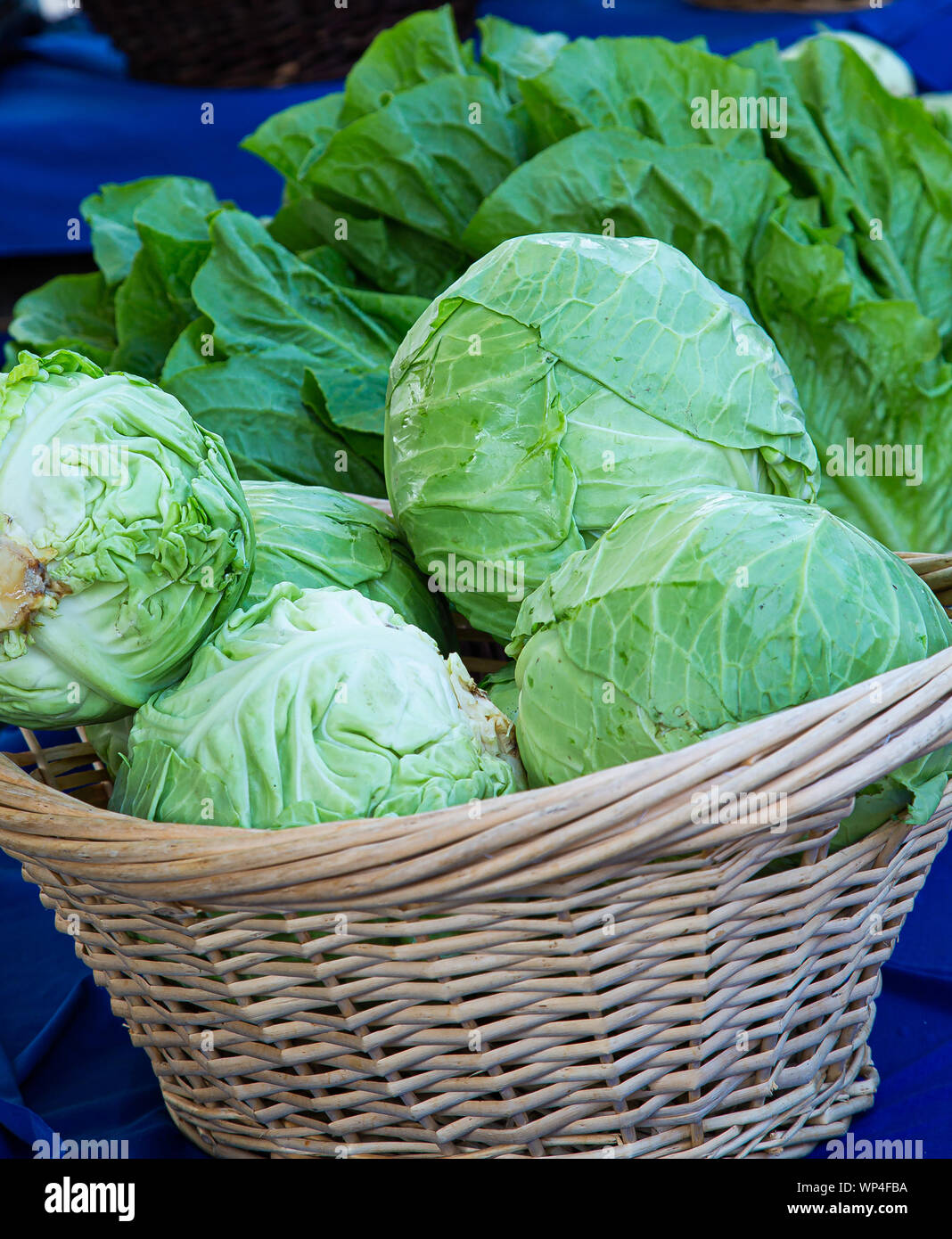 Una canasta de alimentos frescos, las coles verdes en un mercado Foto de stock