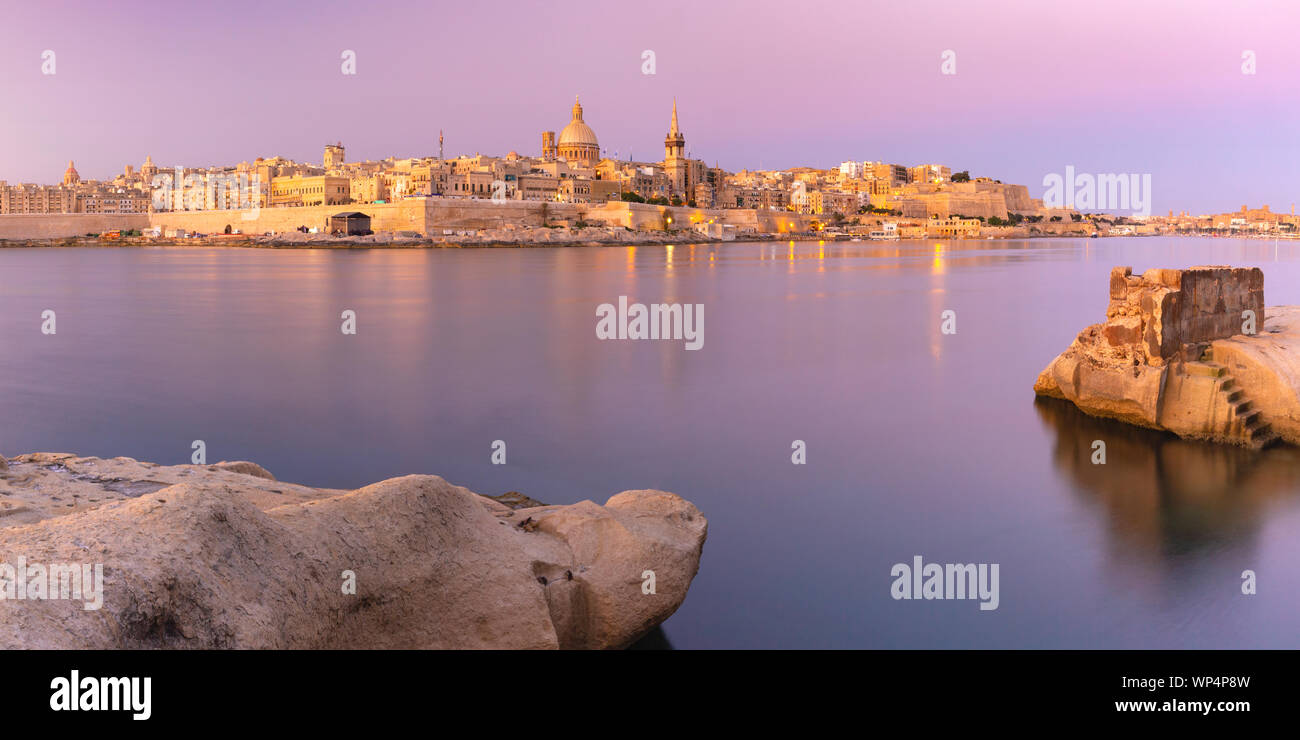 Valletta Skyline al atardecer de Sliema, Malta Foto de stock