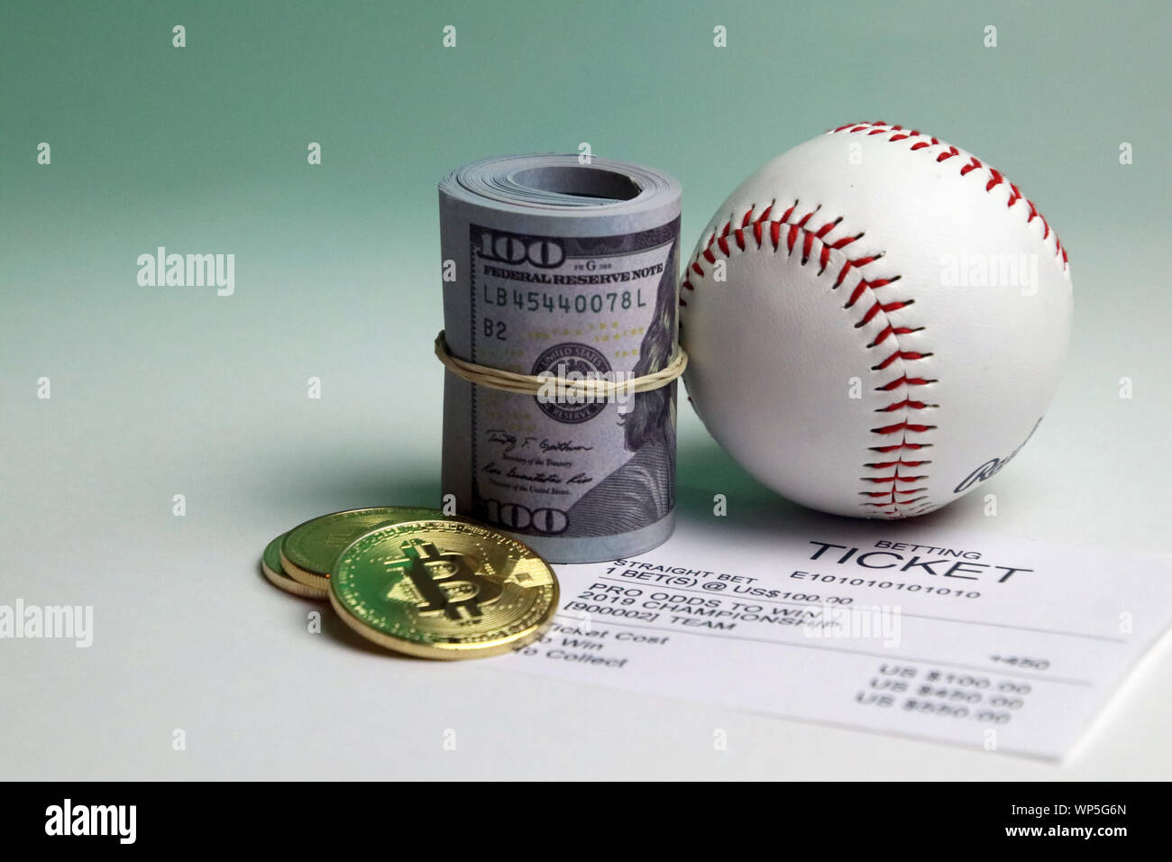 Apuestas deportivas legales en los EE.UU. en efectivo o bruja bitcoin en el  béisbol y el fútbol y otros deportes importantes Fotografía de stock - Alamy