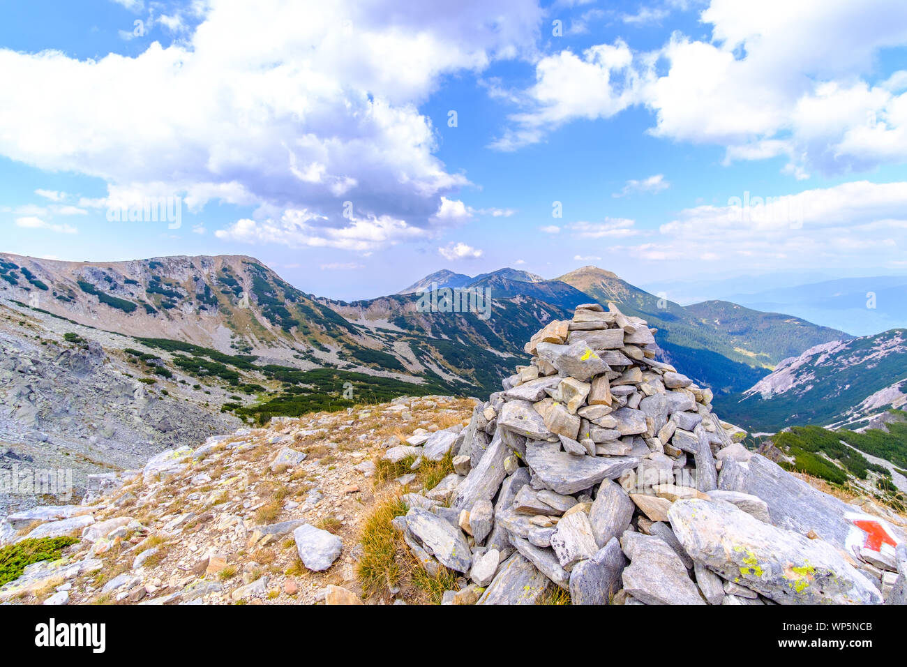 Vistas de algunas de las cumbres más altas de la montaña de Pirin, Bulgaria Foto de stock