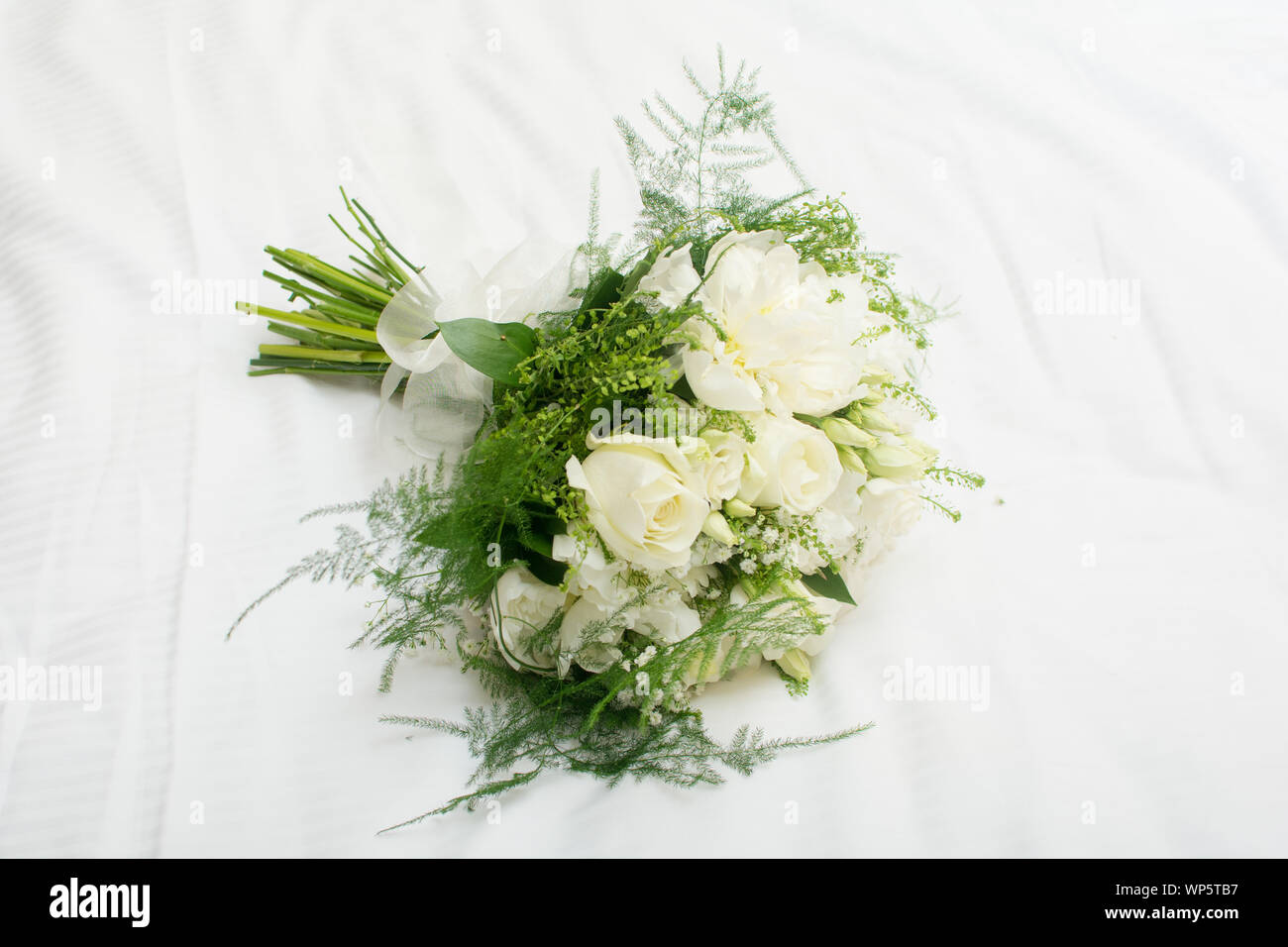 Ramo de flores de la boda flores blancas atadas con una cinta Foto de stock