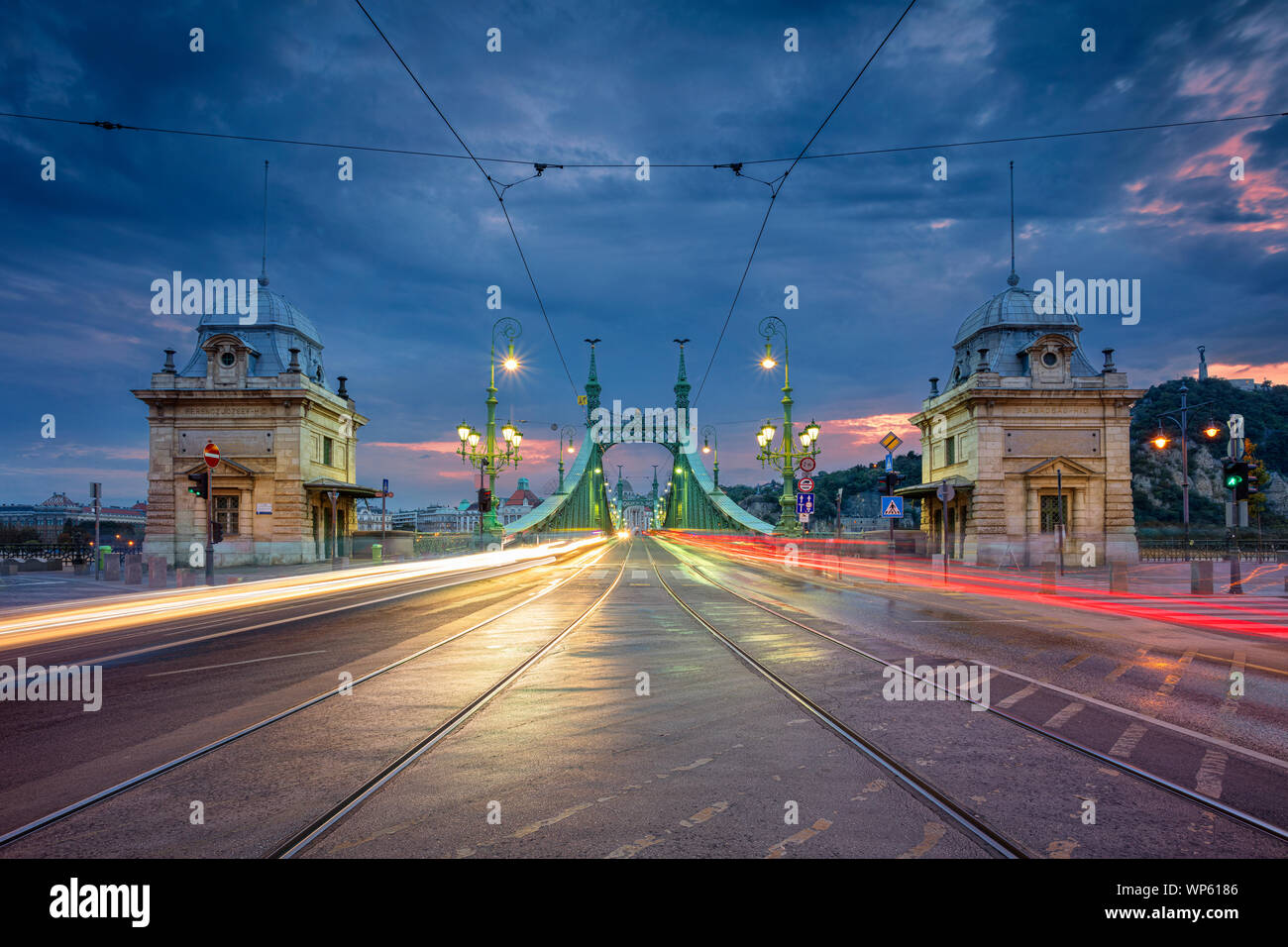 Puente Liberty, Budapest. Imagen del paisaje urbano de Budapest con Puente Liberty durante la hora azul crepúsculo. Foto de stock