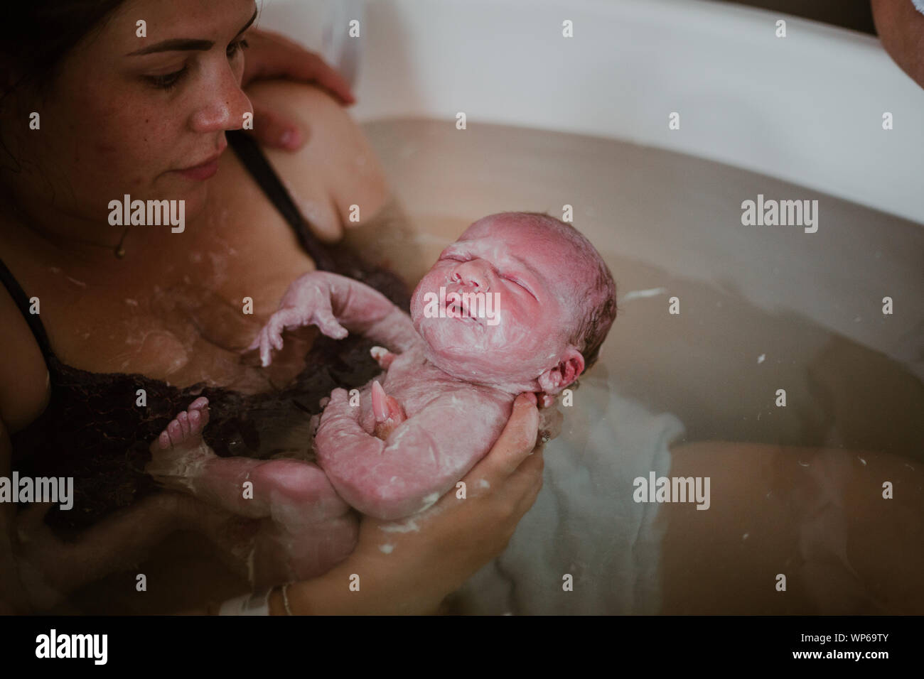Auténticas imágenes de nacimiento, parto en piscina Foto de stock