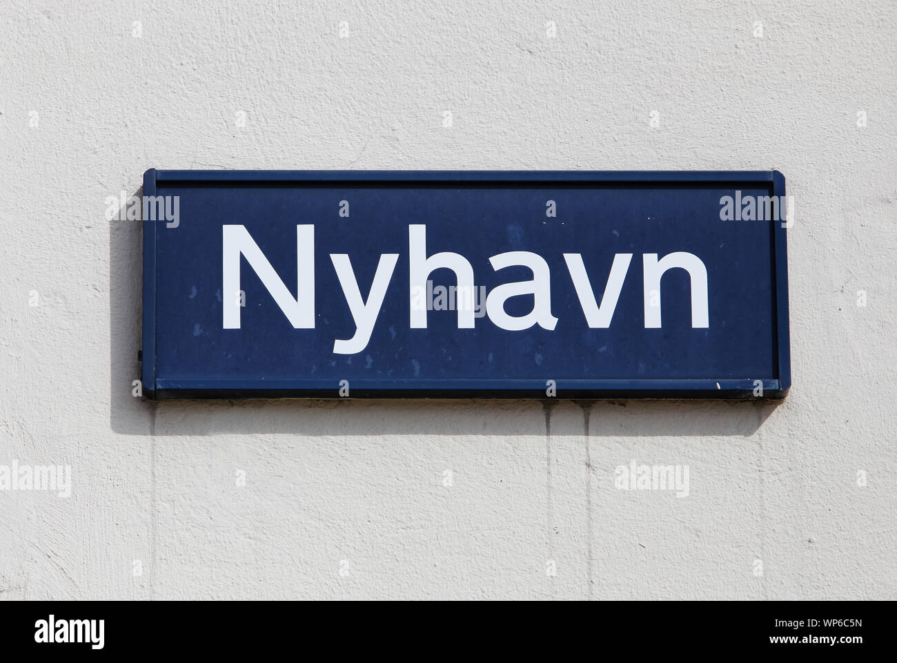 Cartel con el nombre de la calle Nyhavn en Copenhague. Foto de stock