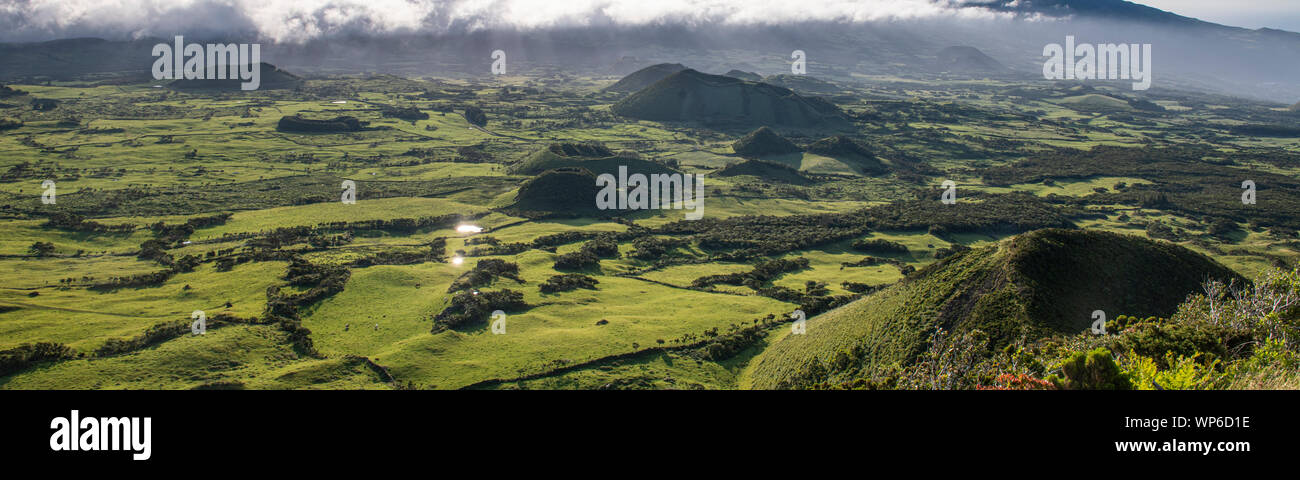 Como paisaje aéreo después del amanecer en el Pico da Urze con vistas al típico paisaje de gree Planalto da Achada llanuras de Ilha do Pico island ingenio Foto de stock
