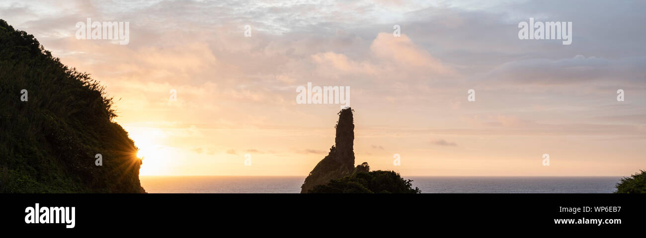 Amanecer paisaje en estructuras rocosas en el mar en la Baía de Alagoa en el cuento de hadas Ilha das Flores, Azores, Portugal Foto de stock
