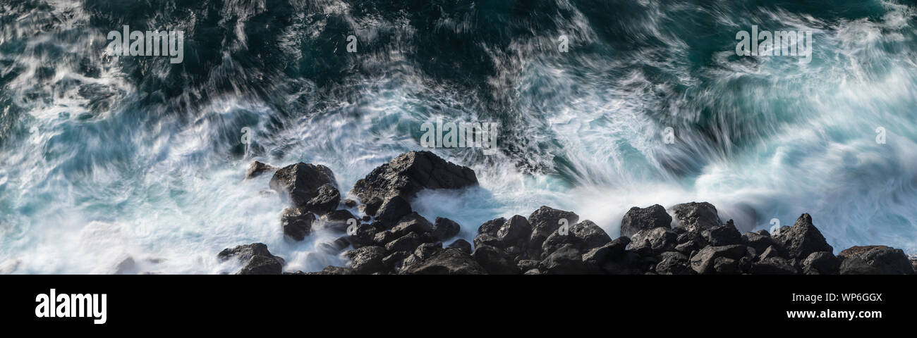 Una salvaje mar golpeando el Porto Pesqueiro/puerto pesquero de Arnel cerca del Nordeste, en el eastcoast de las Azores, Isla de São Miguel Foto de stock