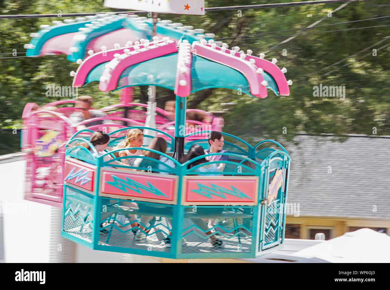 MATTHEWS, NC (USA) - 2 de septiembre de 2019: Primer plano de los niños disfrutando de un paseo de carnaval en el 'Manual' Viva atthews festival comunitario. Foto de stock