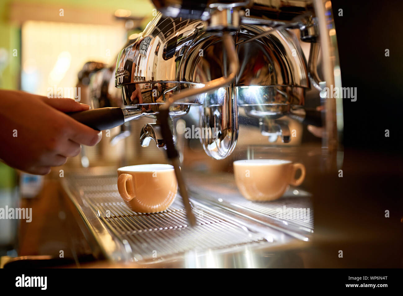 Hacer café en la cafetera máquina a café tienda cerca Fotografía