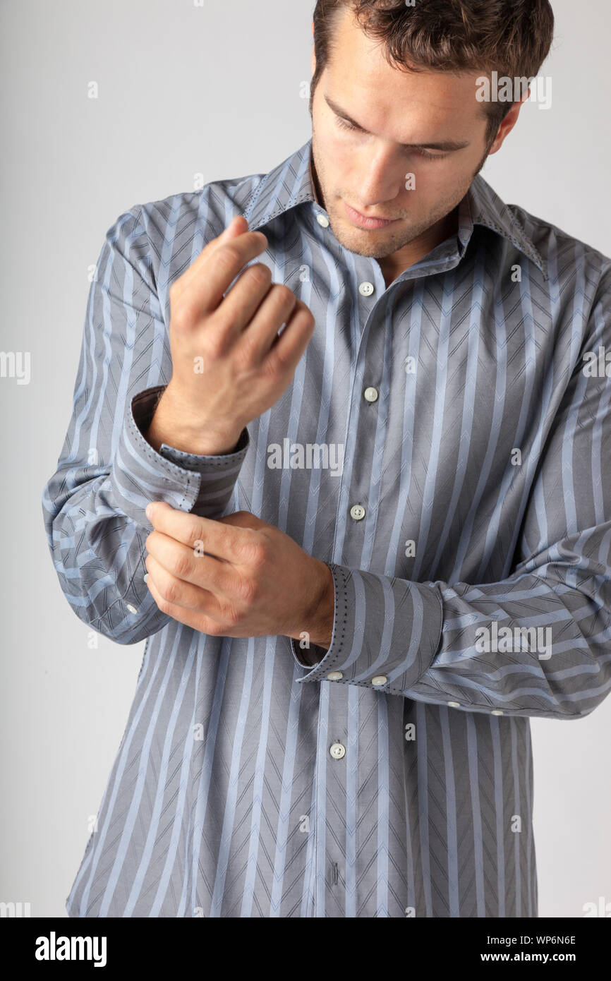 Hombre de puños para abotonarse la camisa de vestir. Estilos de ropa para  hombres de vestirse Fotografía de stock - Alamy