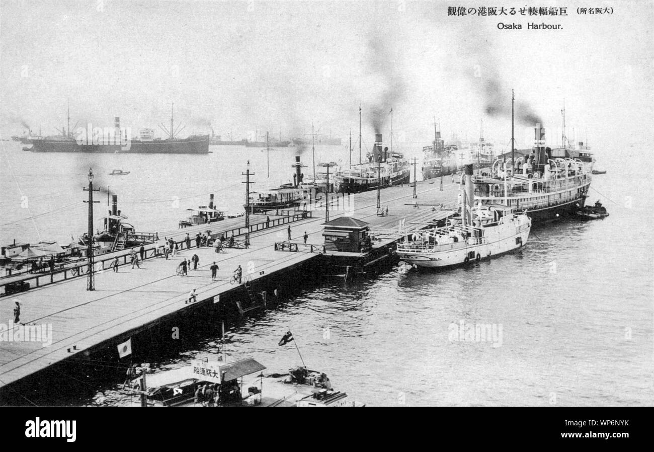 [ 1930, Japón - Los buques de vapor en el puerto de Osaka ] - una variedad de buques al sanbashi pier en el puerto de Osaka, Osaka. Puerto de Osaka fue abierto al comercio internacional en 1868 (Keiou 4). Pronto se hizo demasiado pequeña para buques modernos, y el 17 de octubre de 1897 (Meiji 30), comenzó la construcción de un puerto moderno diseñado por el ingeniero holandés Johannes Van Gent (1836-1900). Meiji en 1903 (36), el muelle en esta foto fue completado. Vintage del siglo xx postal. Foto de stock