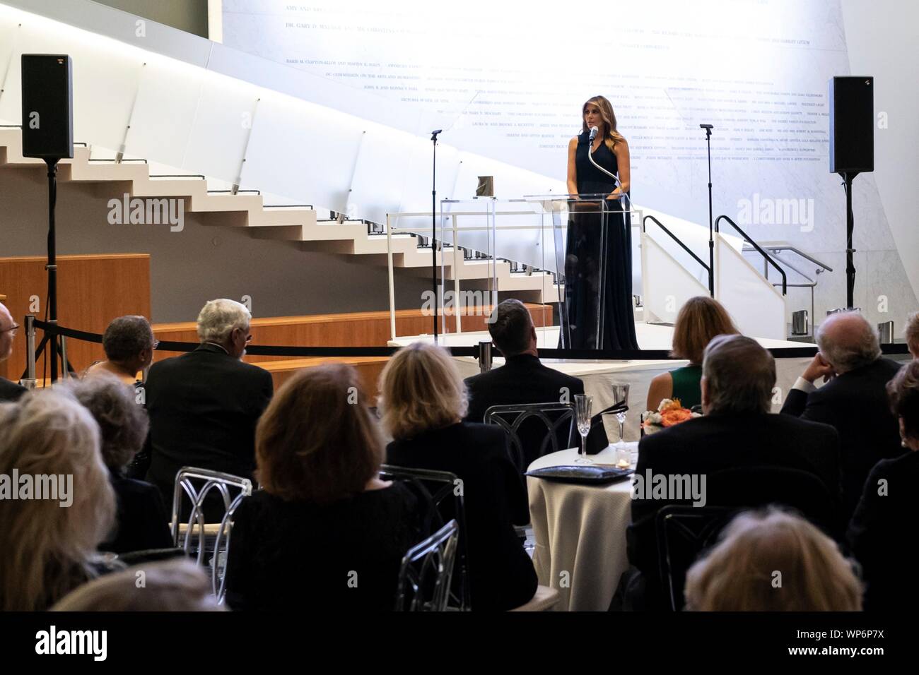 Washington, DC, Estados Unidos. 05 Septiembre, 2019. La Primera Dama de Estados Unidos, Melania Trump ofrece comentarios durante una ceremonia de dedicación para llegar a la pared de donantes en el Centro John F. Kennedy para las Artes Escénicas, el 5 de septiembre de 2019 en Washington, D.C. Foto de stock