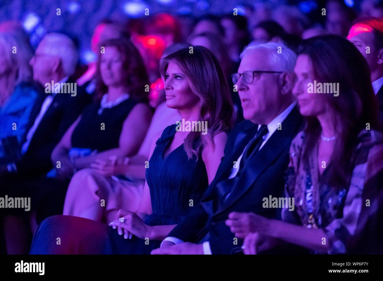 Washington, DC, Estados Unidos. 05 Septiembre, 2019. La Primera Dama de Estados Unidos, Melania Trump aplaude durante el rendimiento de alcance en el Centro John F. Kennedy para las Artes Escénicas, el 5 de septiembre de 2019 en Washington, D.C., sentado con la Primera Dama es David Rubenstein, derecha, co-fundador de The Carlyle Group. Foto de stock