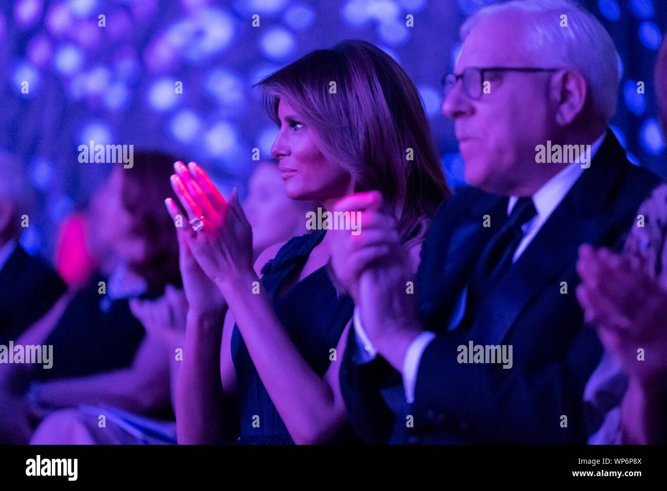 Washington, DC, Estados Unidos. 05 Septiembre, 2019. La Primera Dama de Estados Unidos, Melania Trump aplaude durante el rendimiento de alcance en el Centro John F. Kennedy para las Artes Escénicas, el 5 de septiembre de 2019 en Washington, D.C., sentado con la Primera Dama es David Rubenstein, co-fundador de The Carlyle Group. Foto de stock