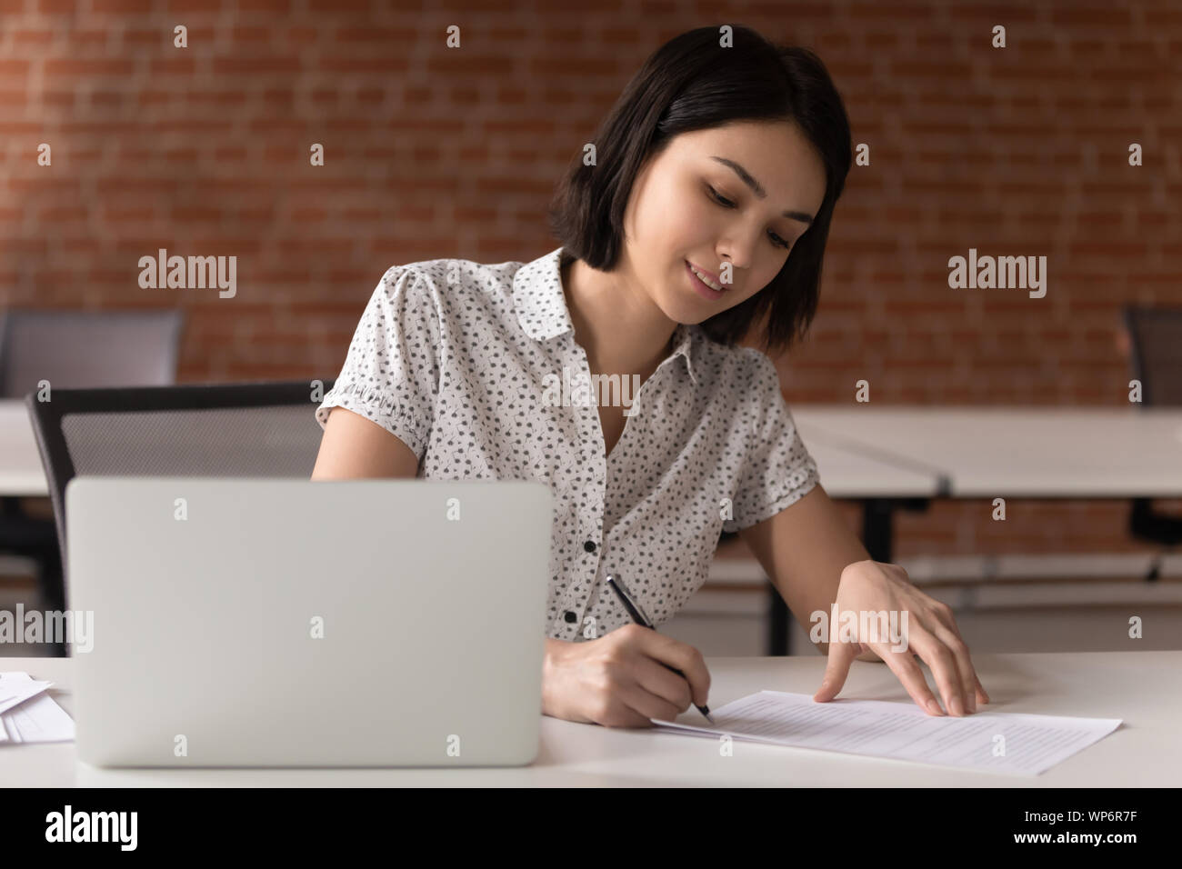 Sonrientes mujeres asiáticas gerente ejecutivo firma contrato de negocios. Foto de stock