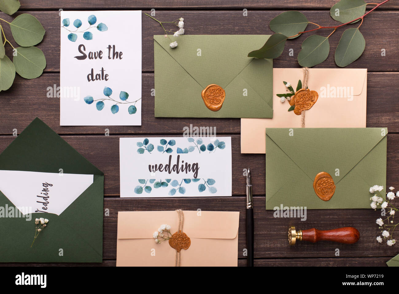 Elegante y moderno sobres con invitaciones de boda creativas Fotografía de  stock - Alamy