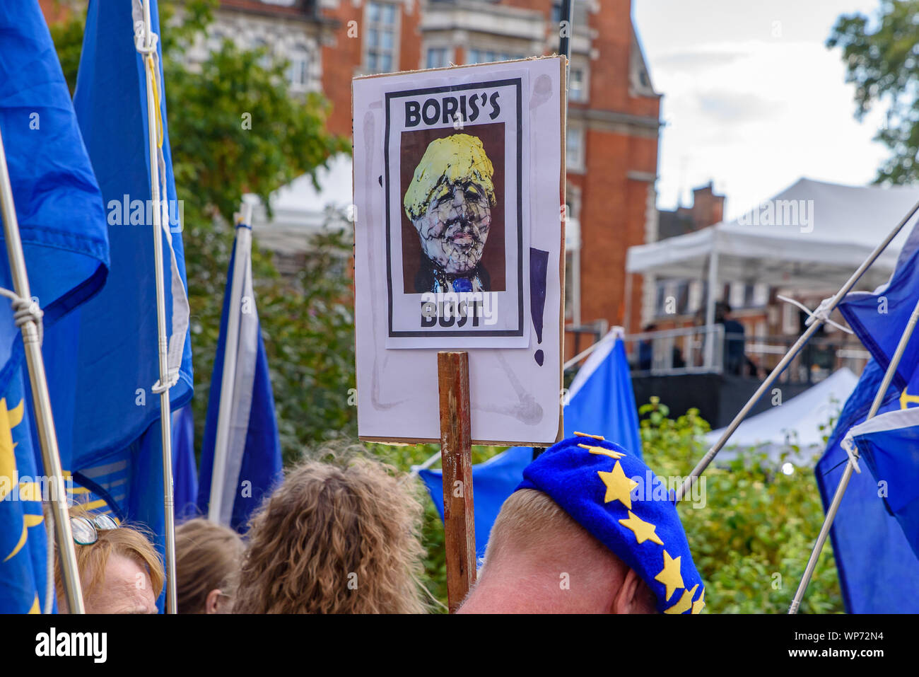 Las personas que protestaban contra la no-deal Brexit, Boris Johnson, el Primer Ministro del Reino Unido, y el gobierno del Reino Unido en Parliament Square, Londres Foto de stock