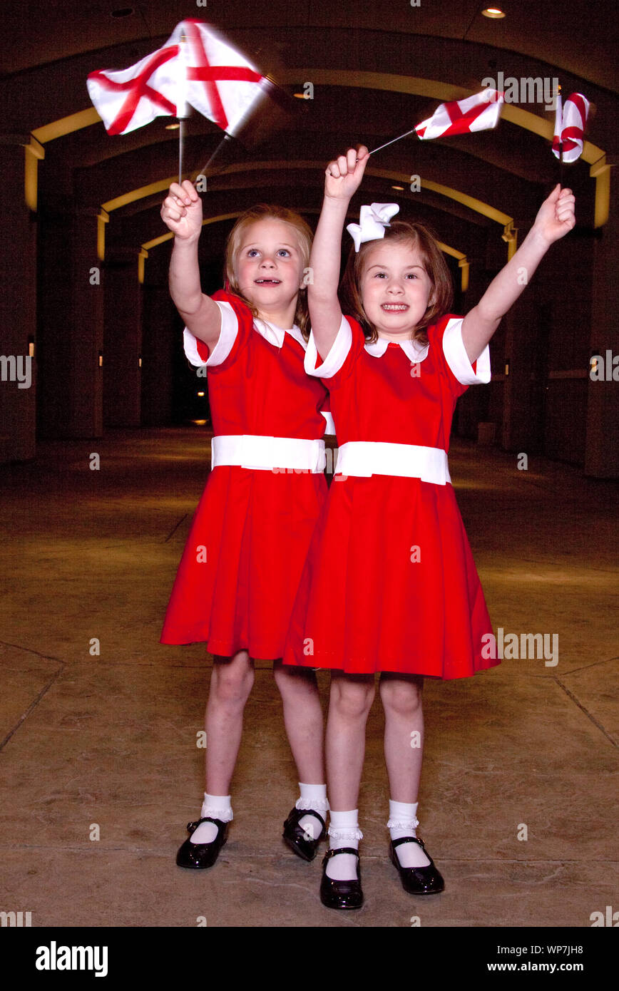 Lela Davidson y Josie Aronor ola Alabama banderas en sus vestidos rojos  antes de ir a ver el juego Annie en Montgomery, Alabama Fotografía de stock  - Alamy