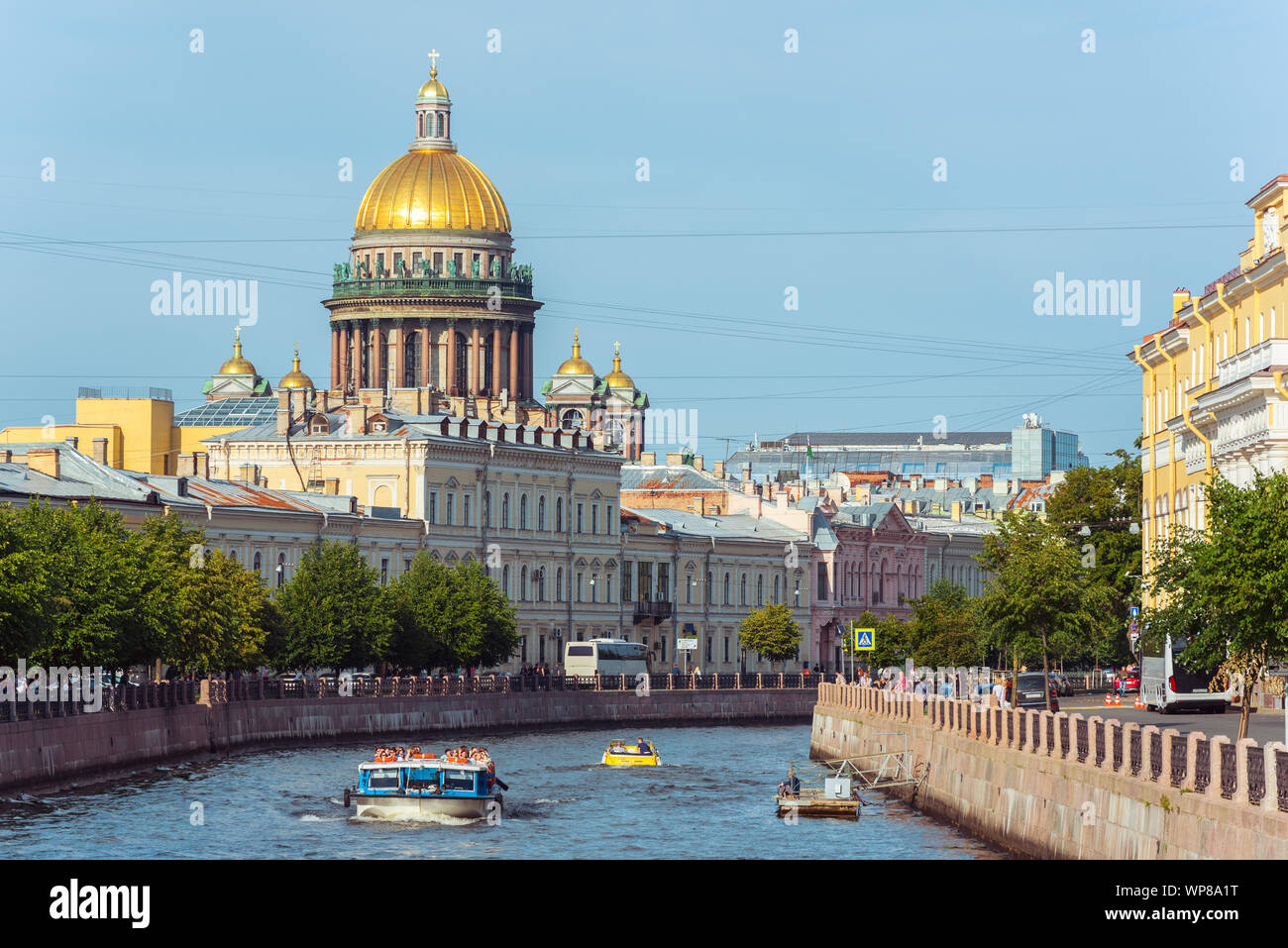 San Petersburgo, Rusia - Agosto 18, 2019: la Catedral de San Isaac y la ciudad vieja alberga a lo largo del río Moyka con una excursión en barco. Foto de stock
