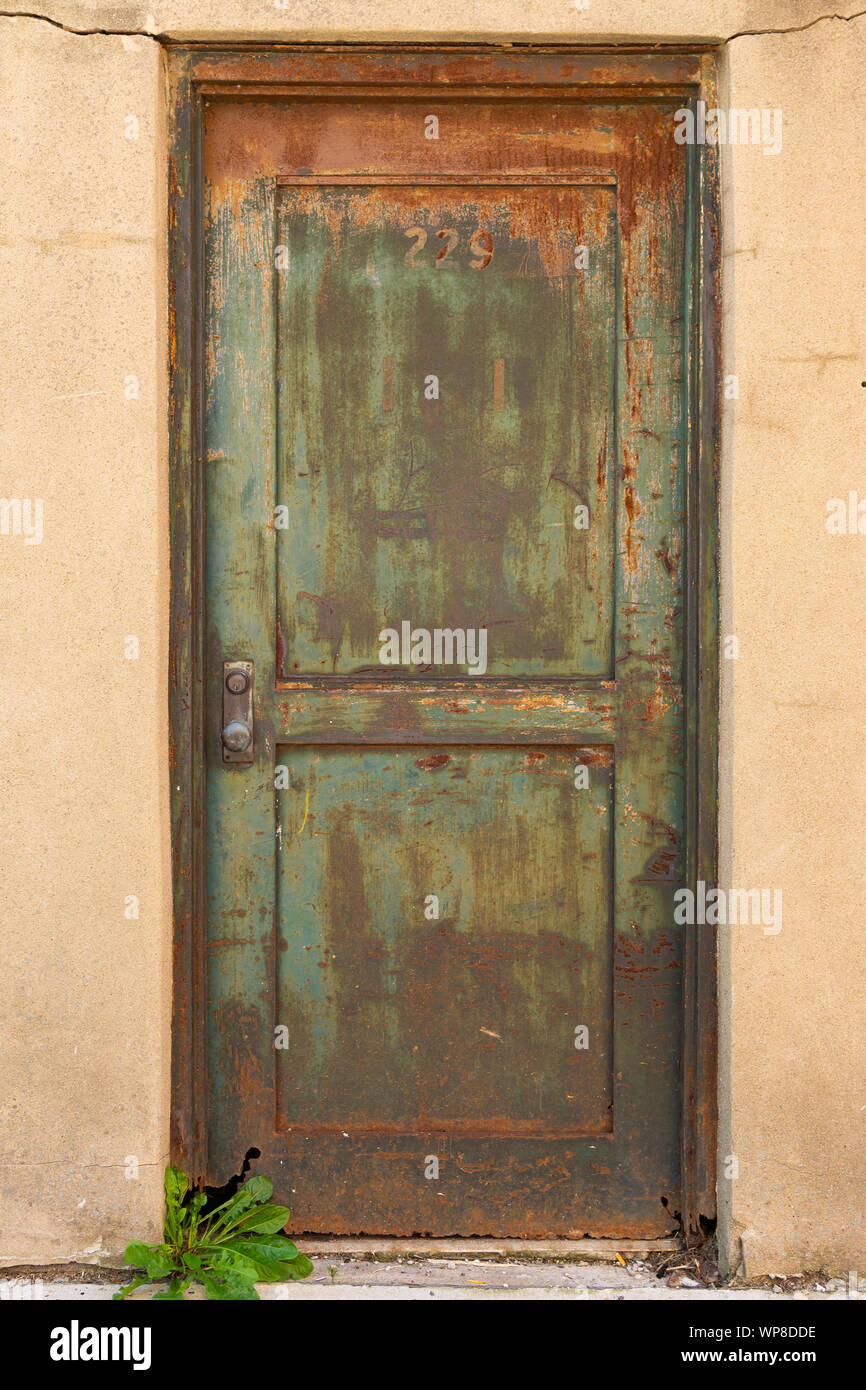 Antigua puerta oxidado en el callejón. Foto de stock