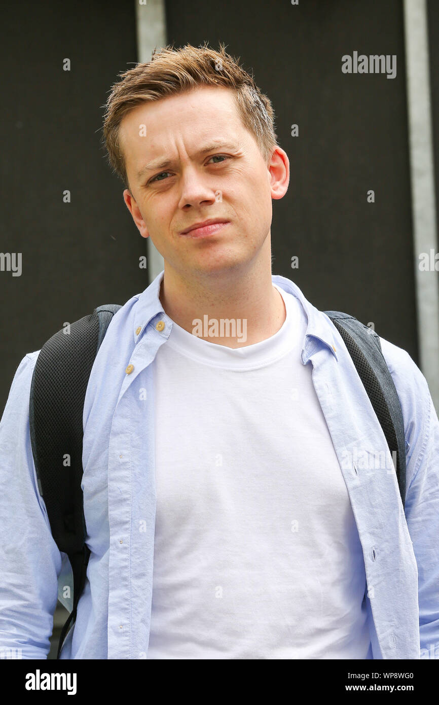 Londres, Reino Unido. 07 Sep, 2019. Owen Jones, un columnista del Guardian toma parte durante la protesta.Los activistas se manifiestan para oponerse al Primer Ministro británico Boris Johnson planea suspender el parlamento británico hasta el 14 de octubre. Crédito: Sopa de imágenes limitado/Alamy Live News Foto de stock