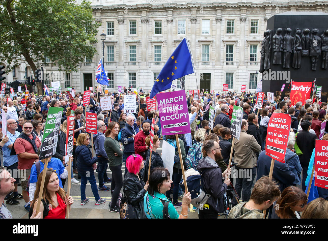 Londres, Reino Unido. 07 Sep, 2019. Anti-Brexit activistas con pancartas y banderas de la UE demuestra en Londres Whitehall en Westminster.Los activistas se manifiestan para oponerse al Primer Ministro británico Boris Johnson planea suspender el parlamento británico hasta el 14 de octubre. Crédito: Sopa de imágenes limitado/Alamy Live News Foto de stock