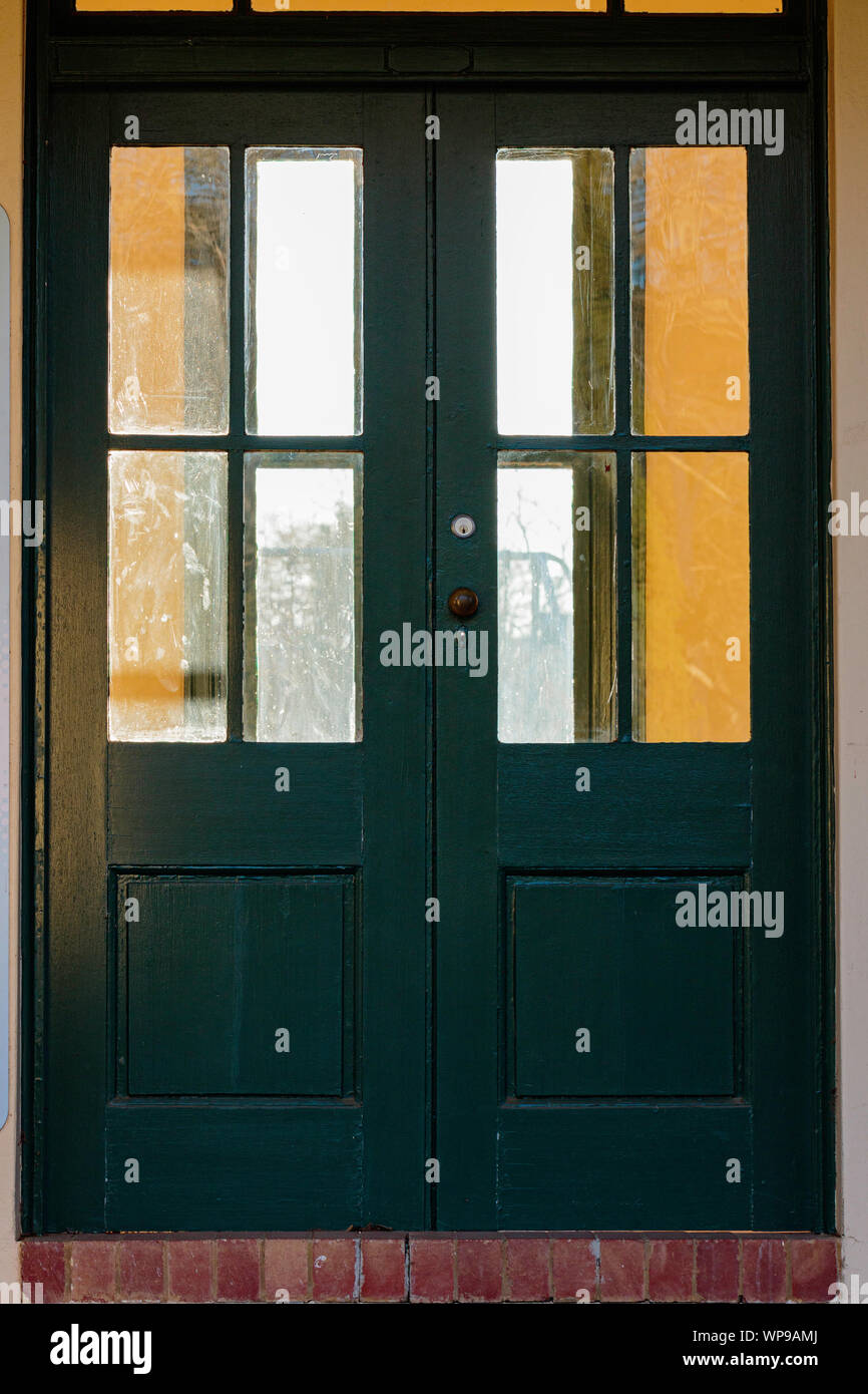 Detras de la puerta verde fotografías e imágenes de alta resolución - Alamy