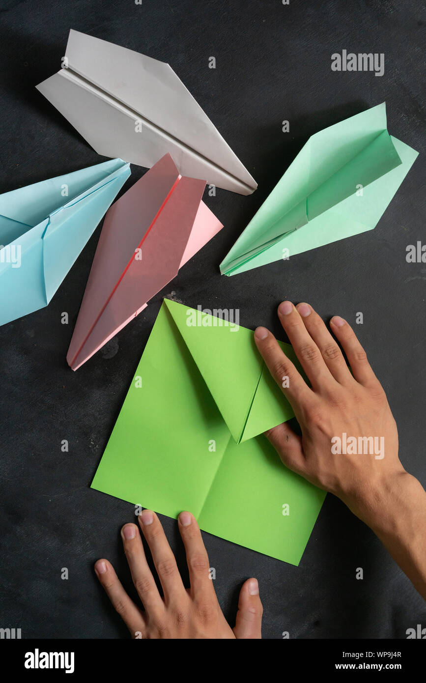 Persona Manos Haciendo Un Origami Aviones De Papel De Color