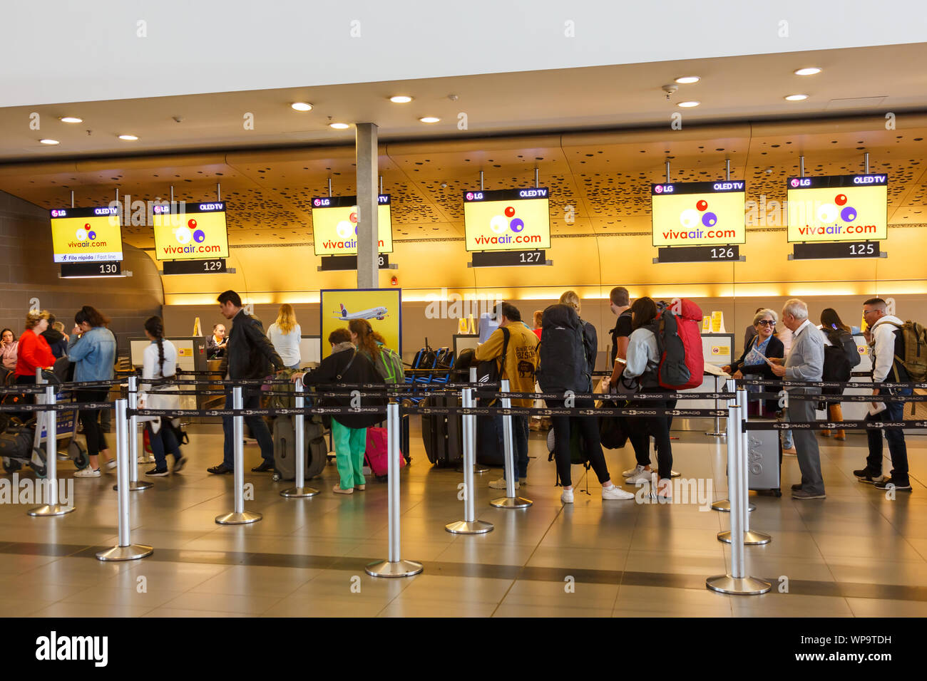 Bogotá, Colombia - 31 de enero de 2019: Vivaair en los mostradores de  facturación en el aeropuerto de Bogotá (BOG) en Colombia Fotografía de  stock - Alamy