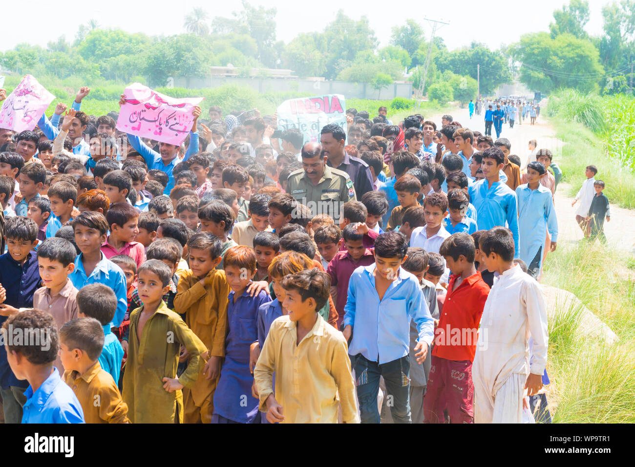 Rahim yar Khan,Punjab,Pakistan-August 30,2019:la escuela los niños de la escuela local y un gran número de personas que protestan contra el ejército indio. Foto de stock