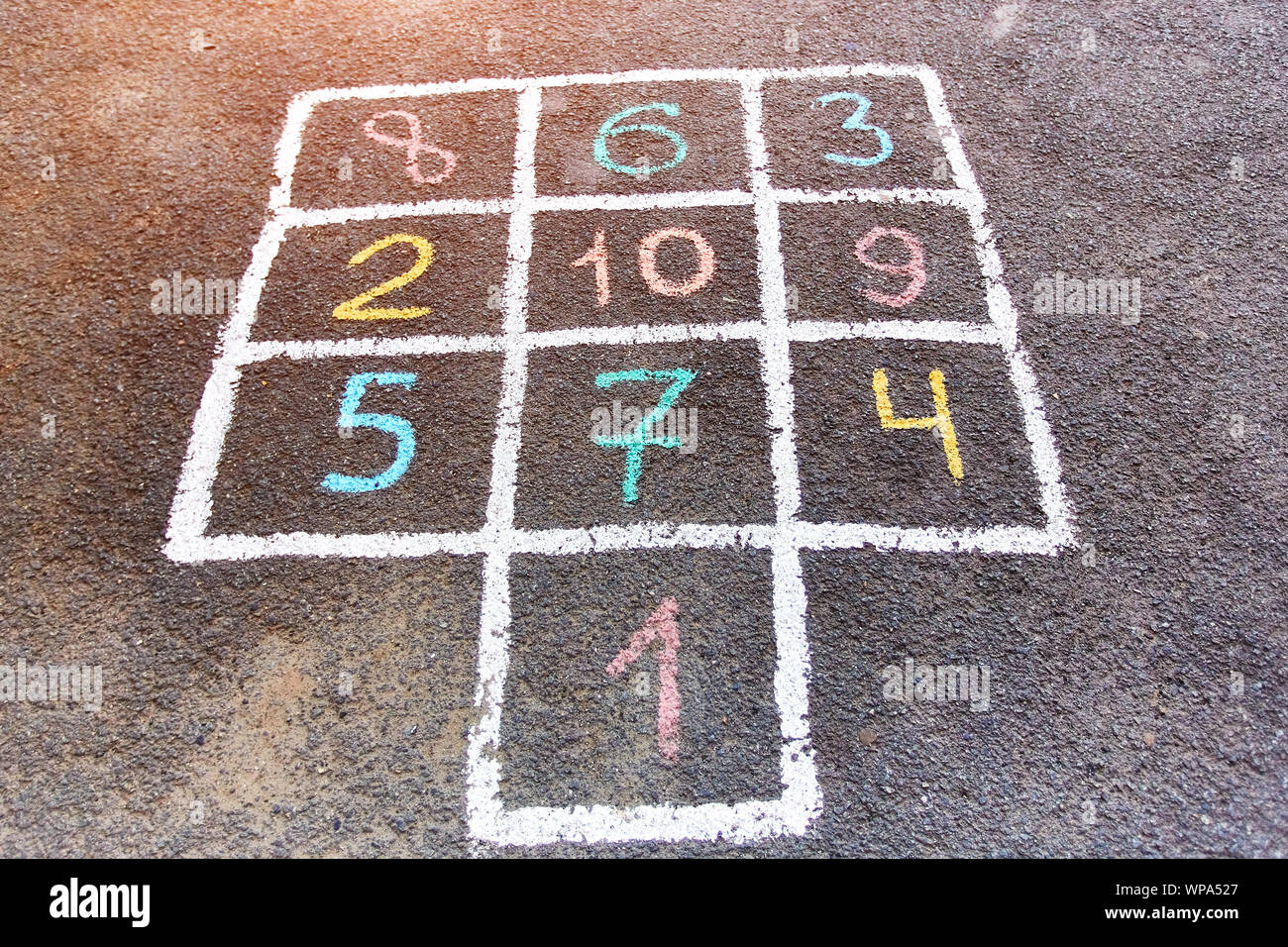 Primer plano de la rayuela dibujada con tiza en el asfalto. Juegos para  niños y actividades al aire libre Fotografía de stock - Alamy