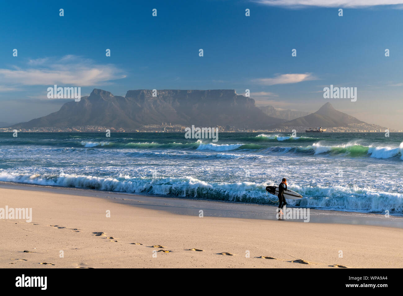 Bloubergstrand playa con la montaña de la Mesa en el fondo, Ciudad del Cabo, Western Cape, Sudáfrica Foto de stock