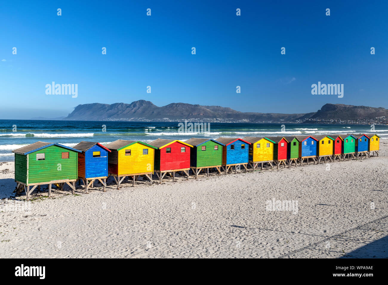 Coloridas casas de playa en la playa, Muizenberg, Ciudad del Cabo, Western Cape, Sudáfrica Foto de stock