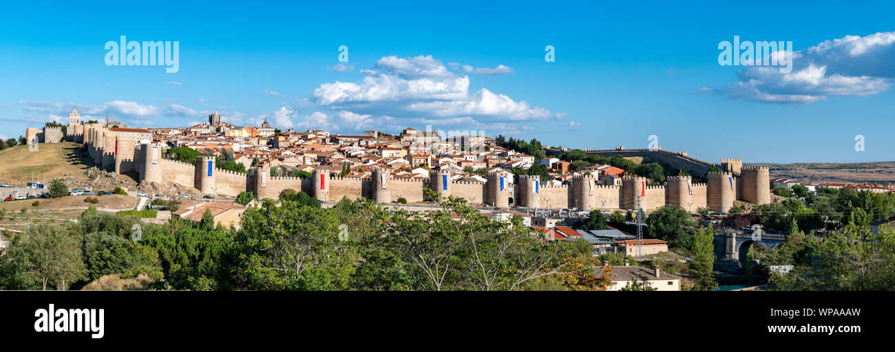 Vista Panoramica Del Centro Historico De La Ciudad De Avila Desde El Mirador De Cuatro Postes Espana Con Su Famosa Muralla Medieval Patrimonio Mundial De La Unesco Fotografia De Stock Alamy