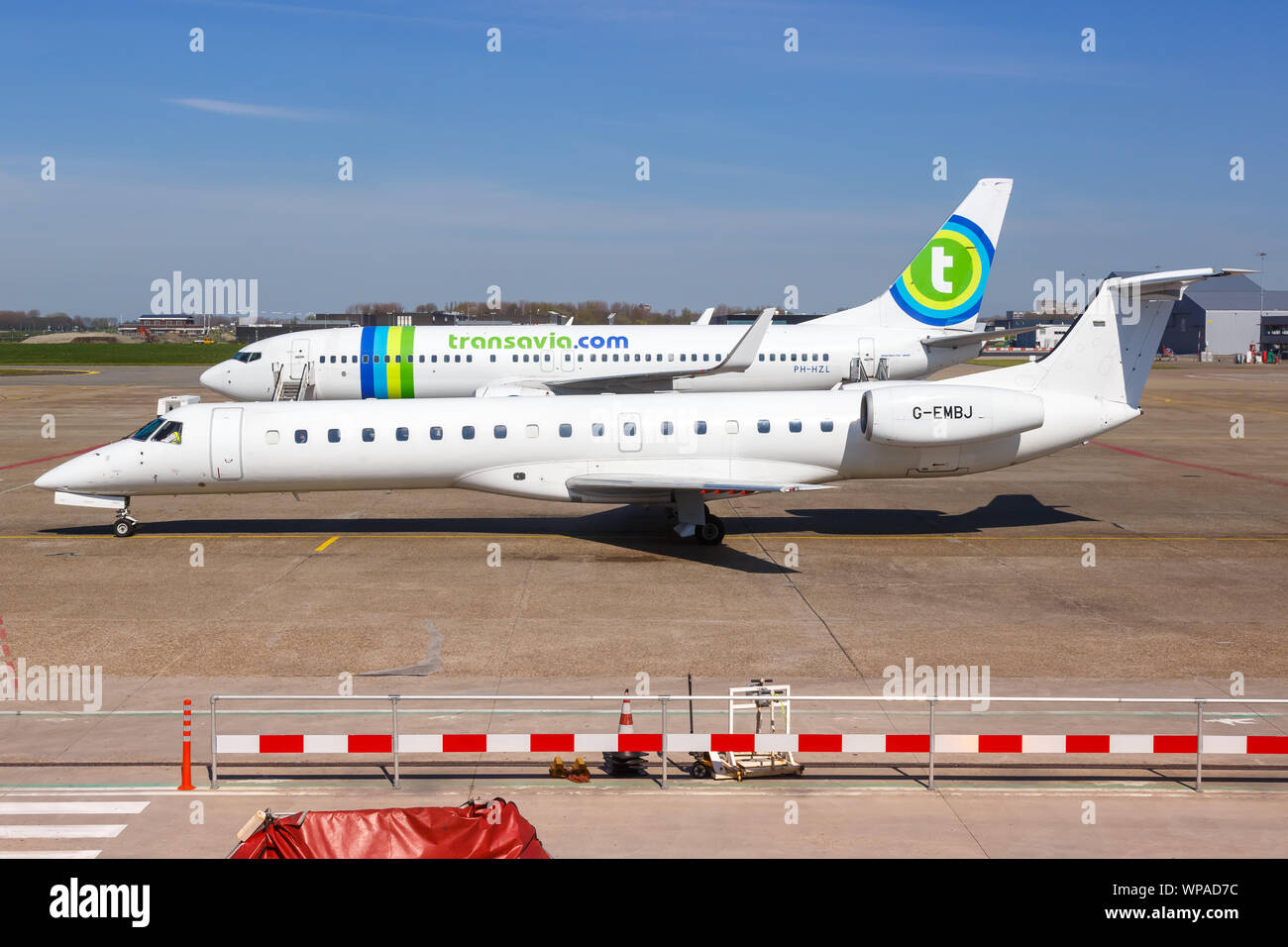 Rotterdam, Holanda - 20 de abril de 2015: BMI Regional Embraer 145 aviones en el aeropuerto de La Haya Rotterdam (RTM) en los Países Bajos. Foto de stock