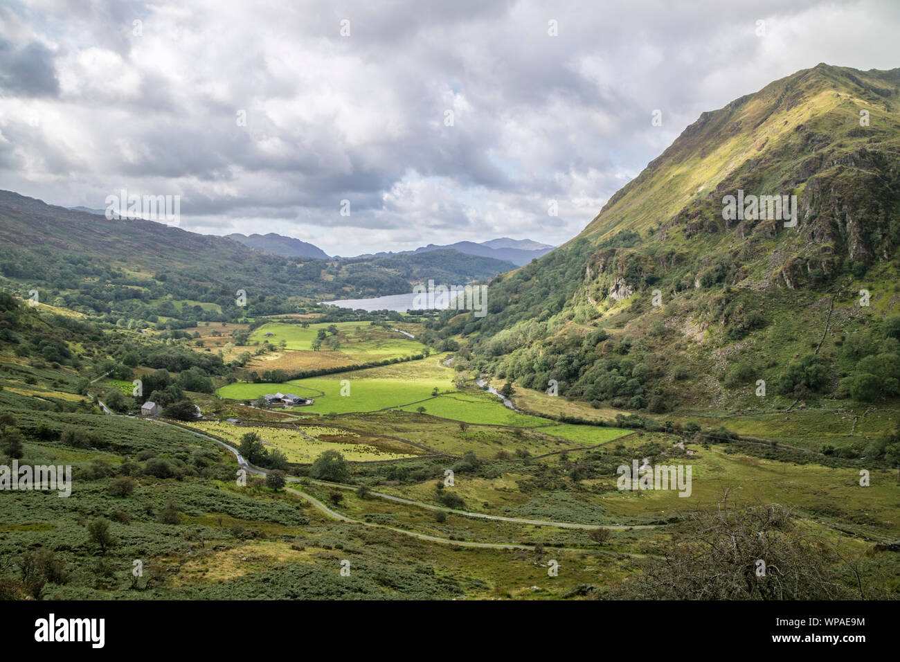 Mirando hacia el valle hacia Llyn Gwynant Nant Gwynant, el Parque Nacional de Snowdonia, North Wales, REINO UNIDO Foto de stock
