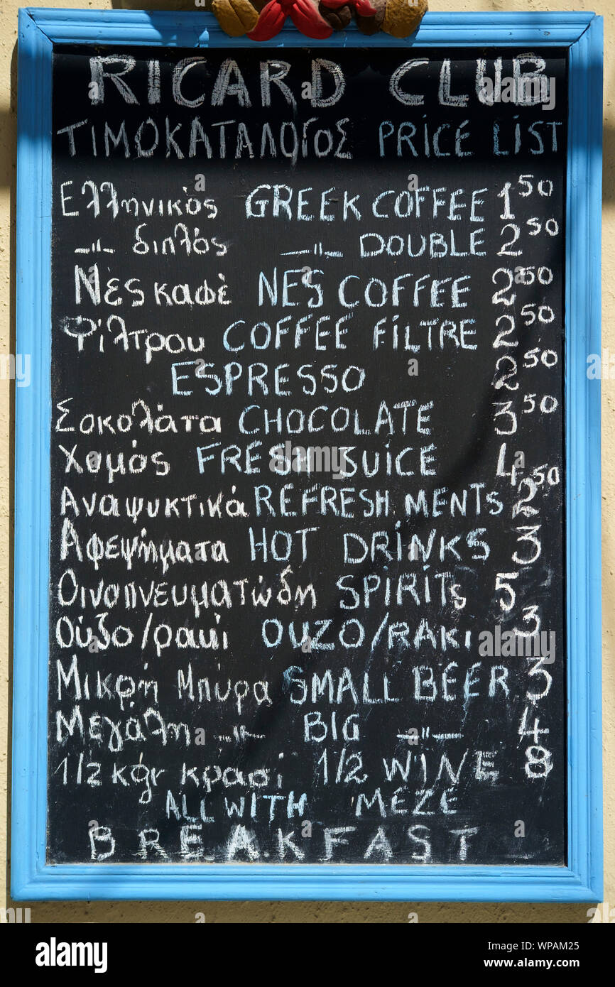Menú de un bar restaurante escrito en una pizarra en la pared al aire  libre, isla de Symi, Grecia Fotografía de stock - Alamy