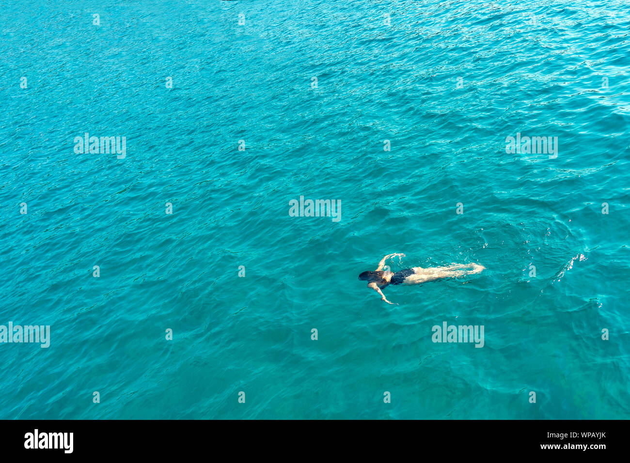 La mujer nadar solo bajo el agua del mar vista desde arriba Foto de stock