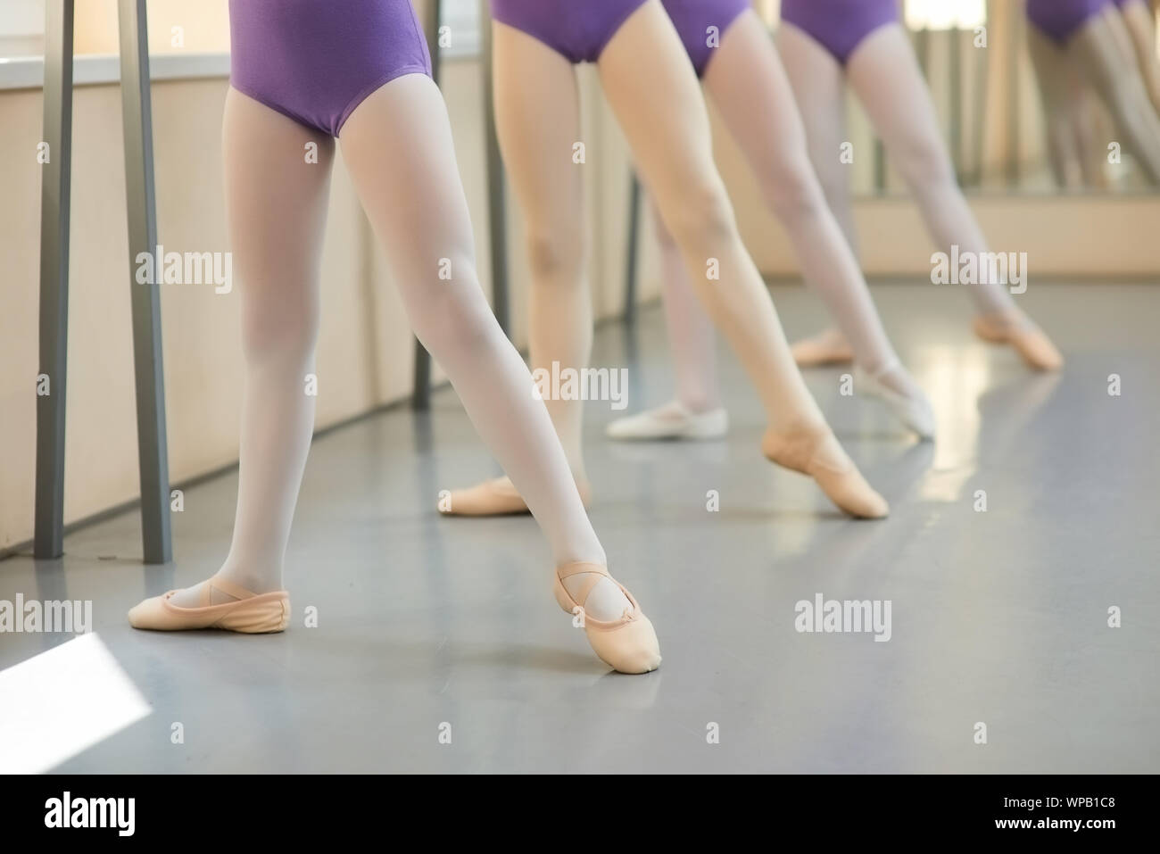 Piernas De Primera Posicion De Ballet Fotografías E Imágenes De Alta