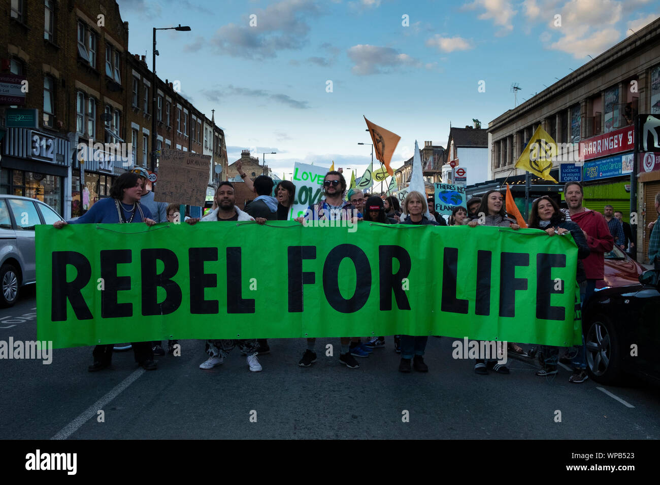 Harringay, Londres, Reino Unido. 8 Sep, 2019. Extinción rebelión etapa una marcha de protesta por vías verdes en el norte de Londres. La marcha comenzó en la Turnpike Lane y terminó en la Casa Solariega (c) Crédito: Paul Swinney/Alamy Live News Foto de stock