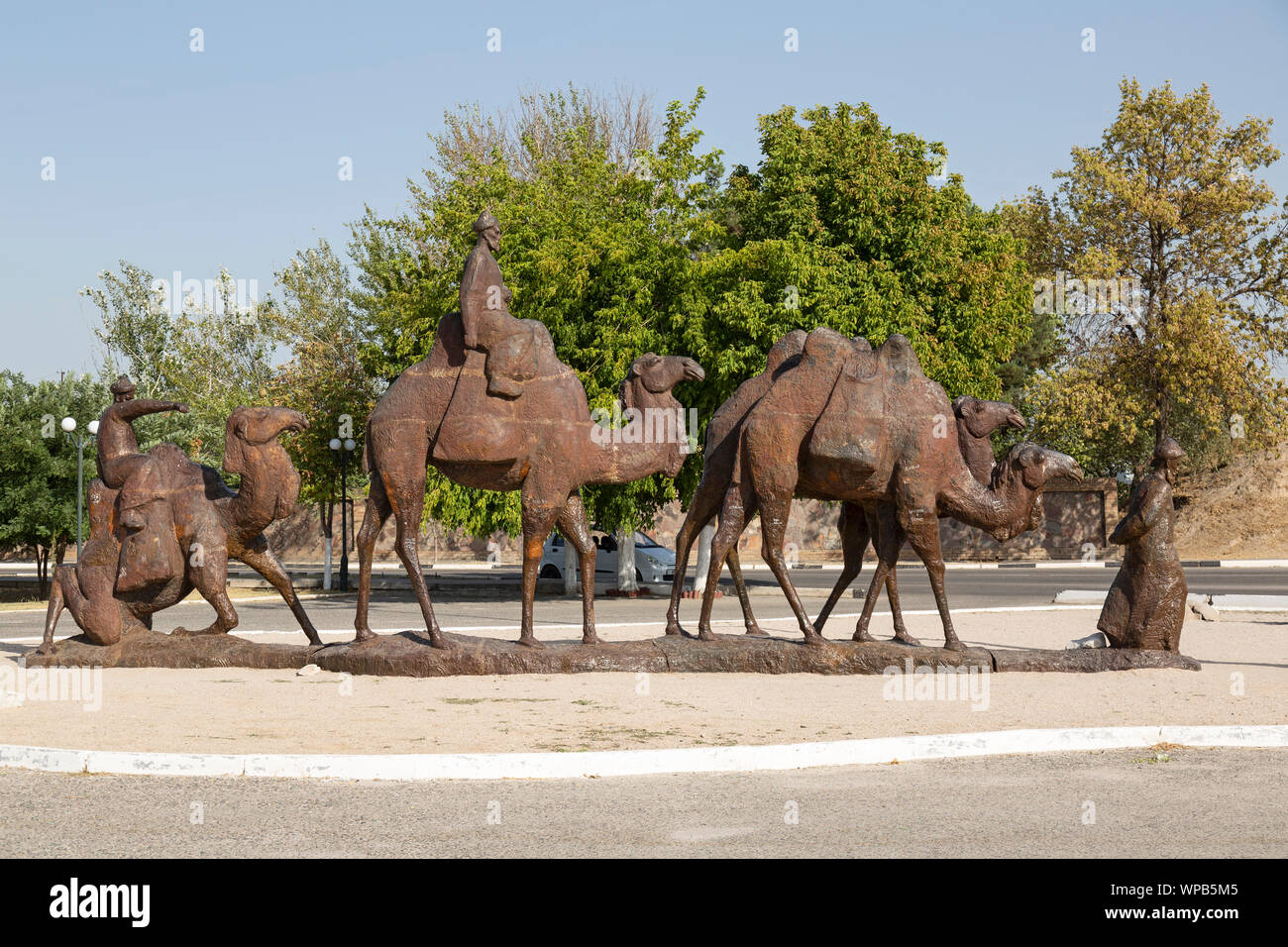 Estatua de camellos en la ruta de la Seda, en la ciudad de Samarcanda, en Uzbekistán. Foto de stock