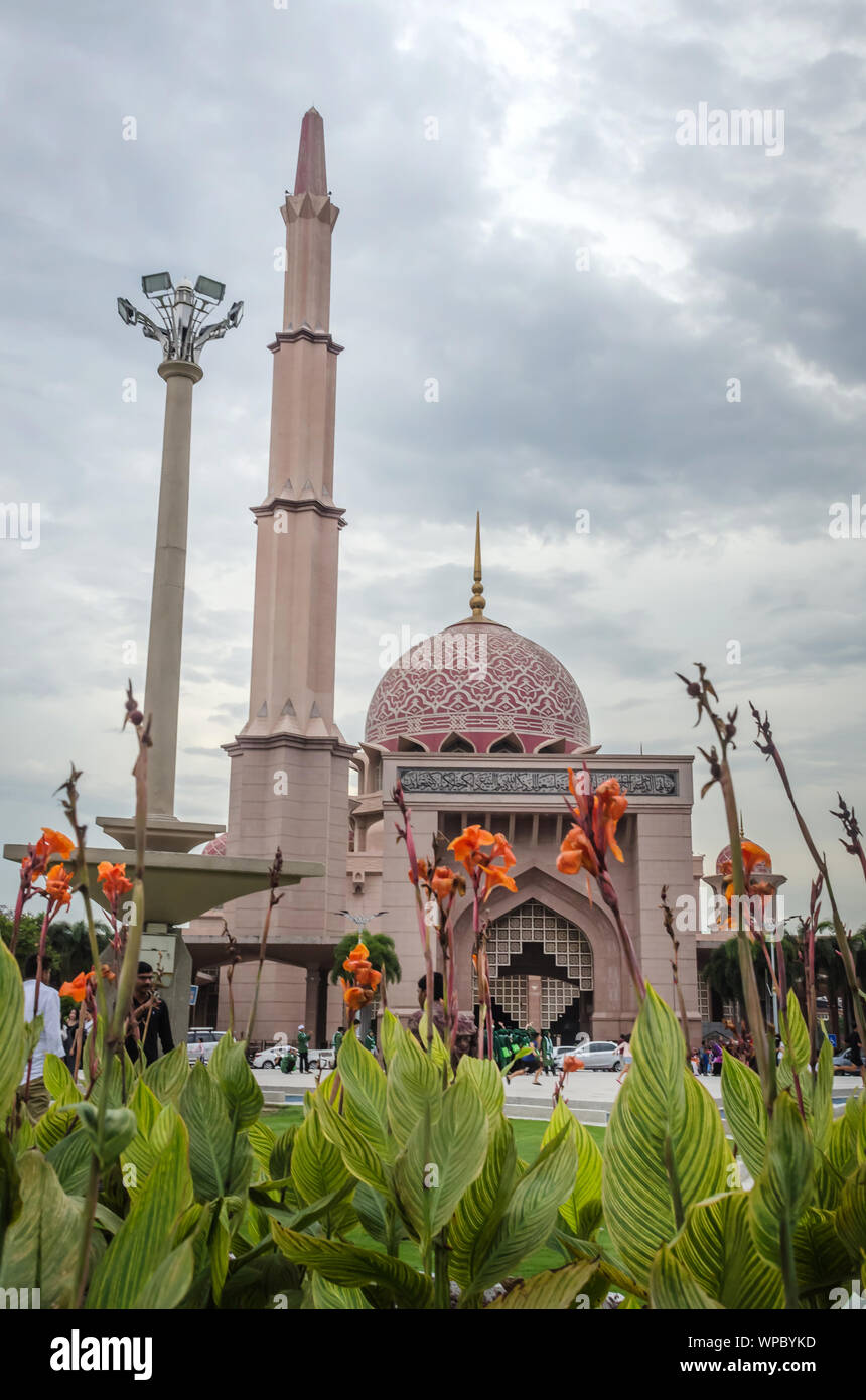 El Putra mezquita (masyid) es la principal mezquita de Putrajaya, Malasia. La construcción de la mezquita comenzó en 1997 y terminó dos años más tarde. Foto de stock