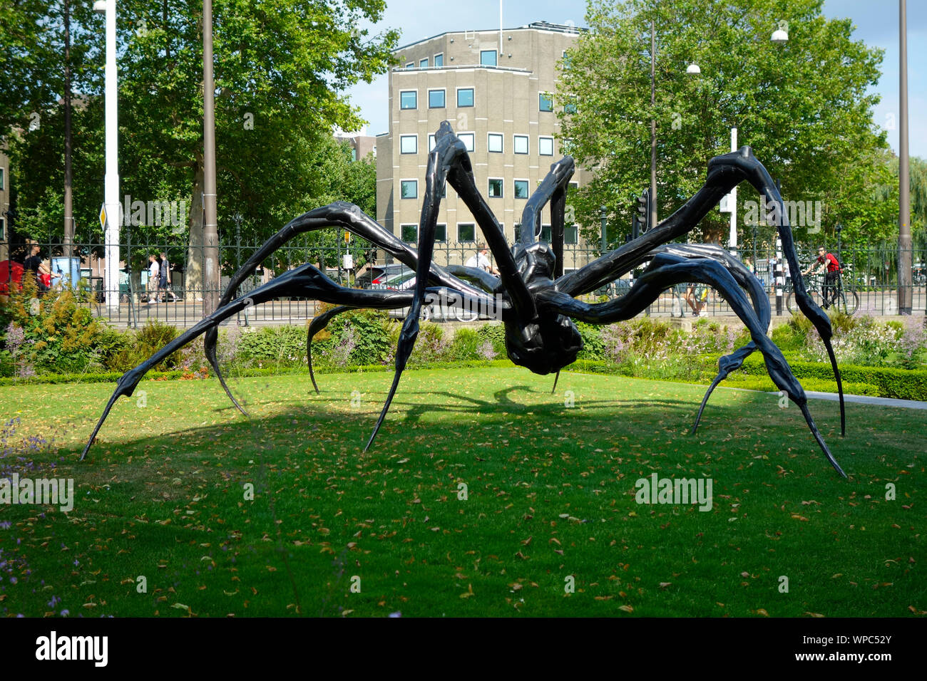 En cuclillas Spider 2003 por French-American artista Louise Bourgeois 1911-2010. Los jardines del Rijksmuseum, Amsterdam, Países Bajos. Foto de stock