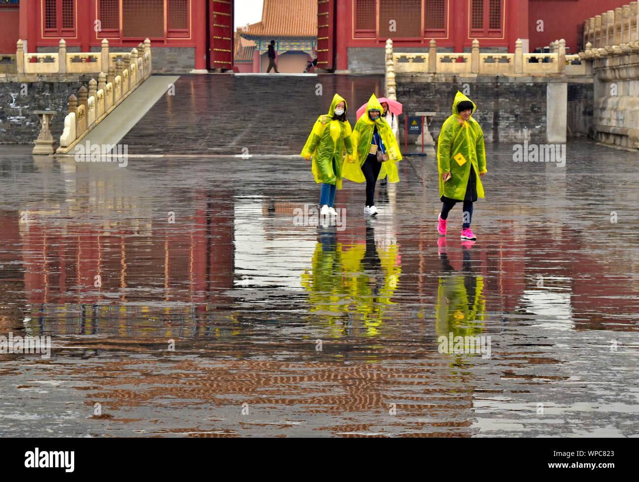 Hito de la arquitectura china Ciudad Prohibida palace gate agua reflejado en charcos, Beijing, China Foto de stock