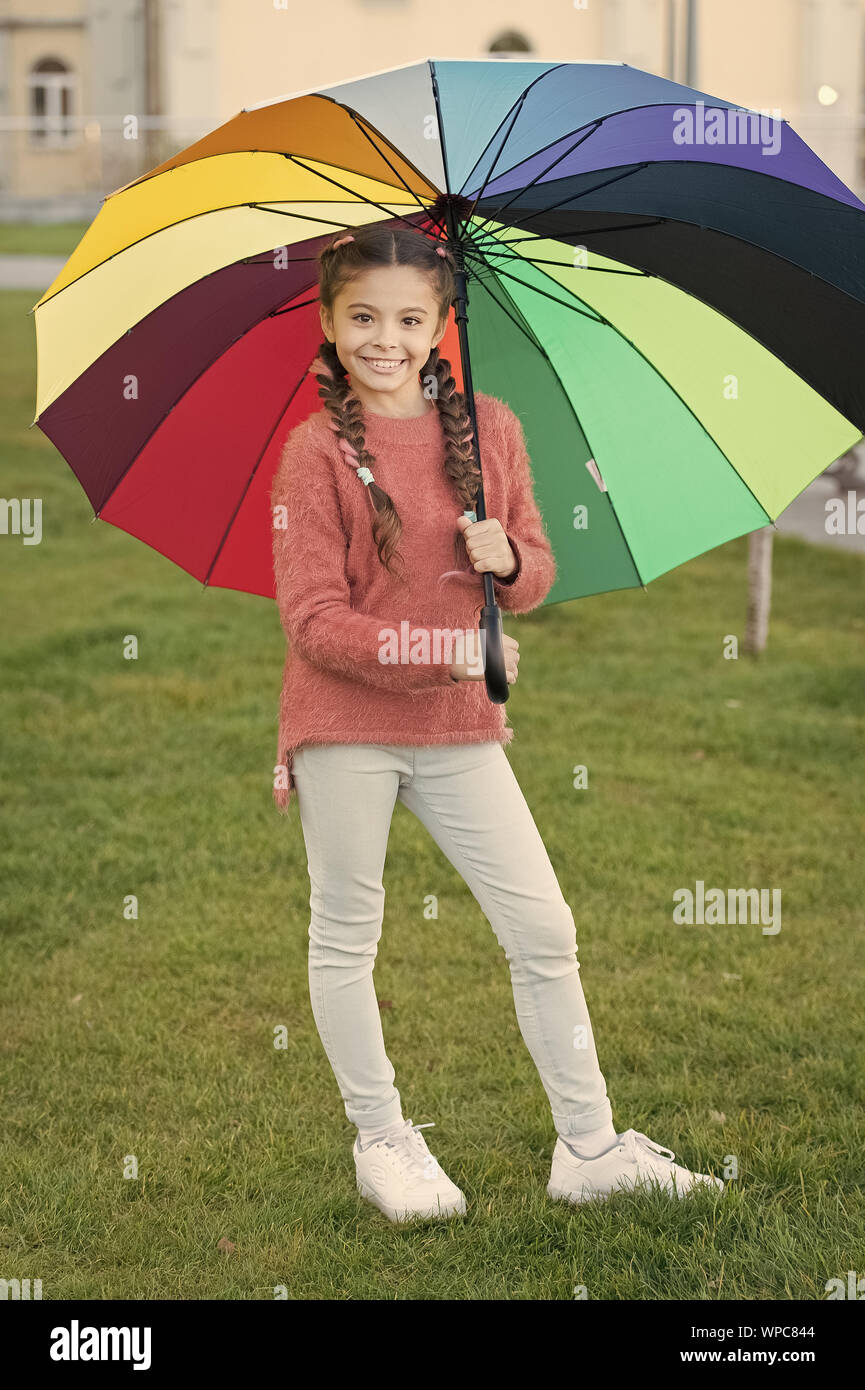 Paraguas multicolores para poco feliz, la niña. Estado de ánimo positivo en  otoño lluvioso. Rainbow después de la lluvia. alegre niño. Estilo muelle de  paraguas. Niña mantenga coloridos paraguas. La belleza con
