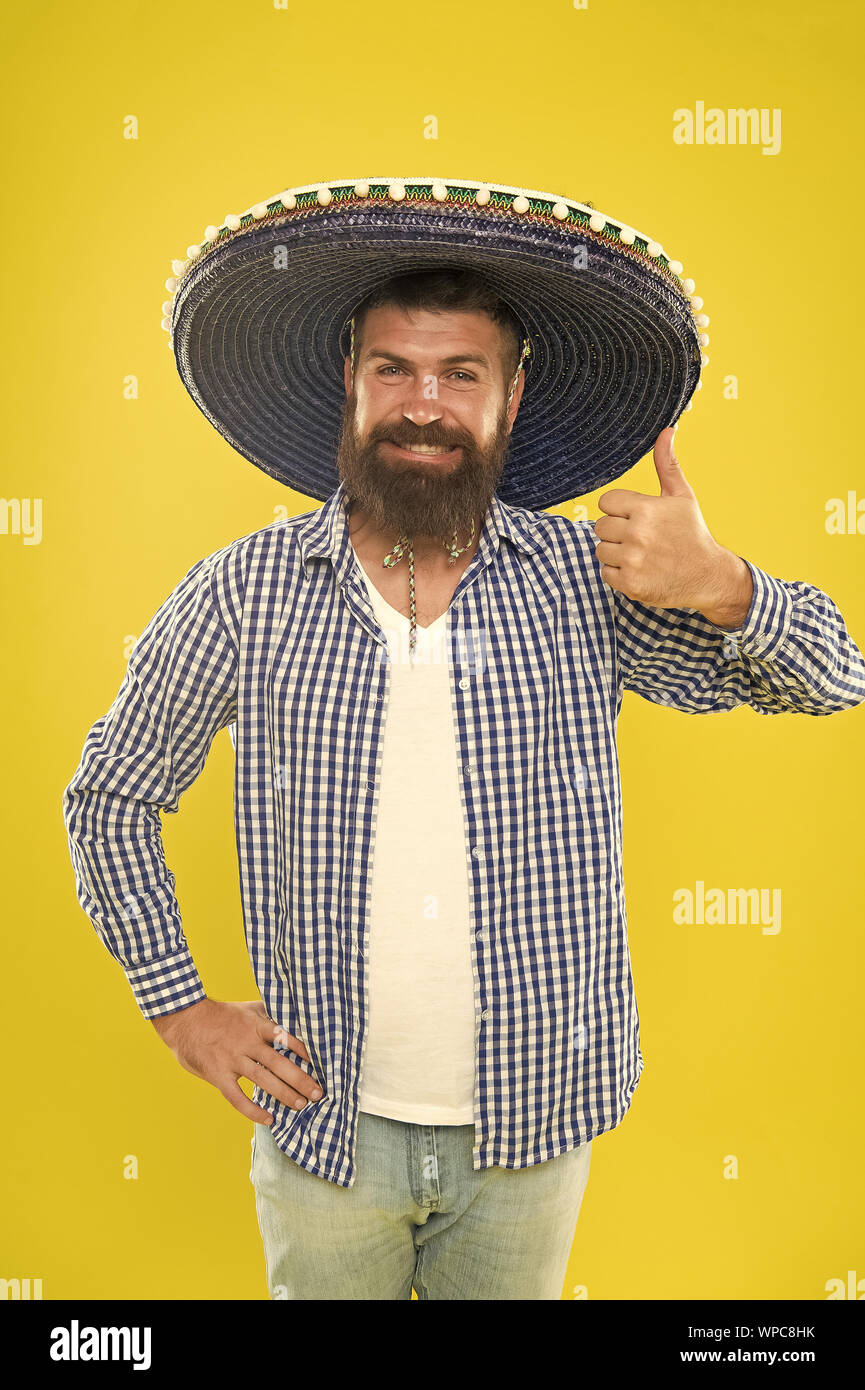 Permite divertirse. Chico mexicano feliz traje festivo listo para celebrarlo. El hombre barbado alegre chico llevar sombrero Mexican Hat fondo amarillo. Concepto de fiesta mexicana. Celebrar la tradicional fiesta mexicana Fotografía de Permite divertirse. Chico mexicano feliz traje festivo listo para celebrarlo. El hombre barbado alegre chico llevar sombrero Mexican Hat fondo amarillo. Concepto de fiesta mexicana. Celebrar la tradicional fiesta mexicana Fotografía de