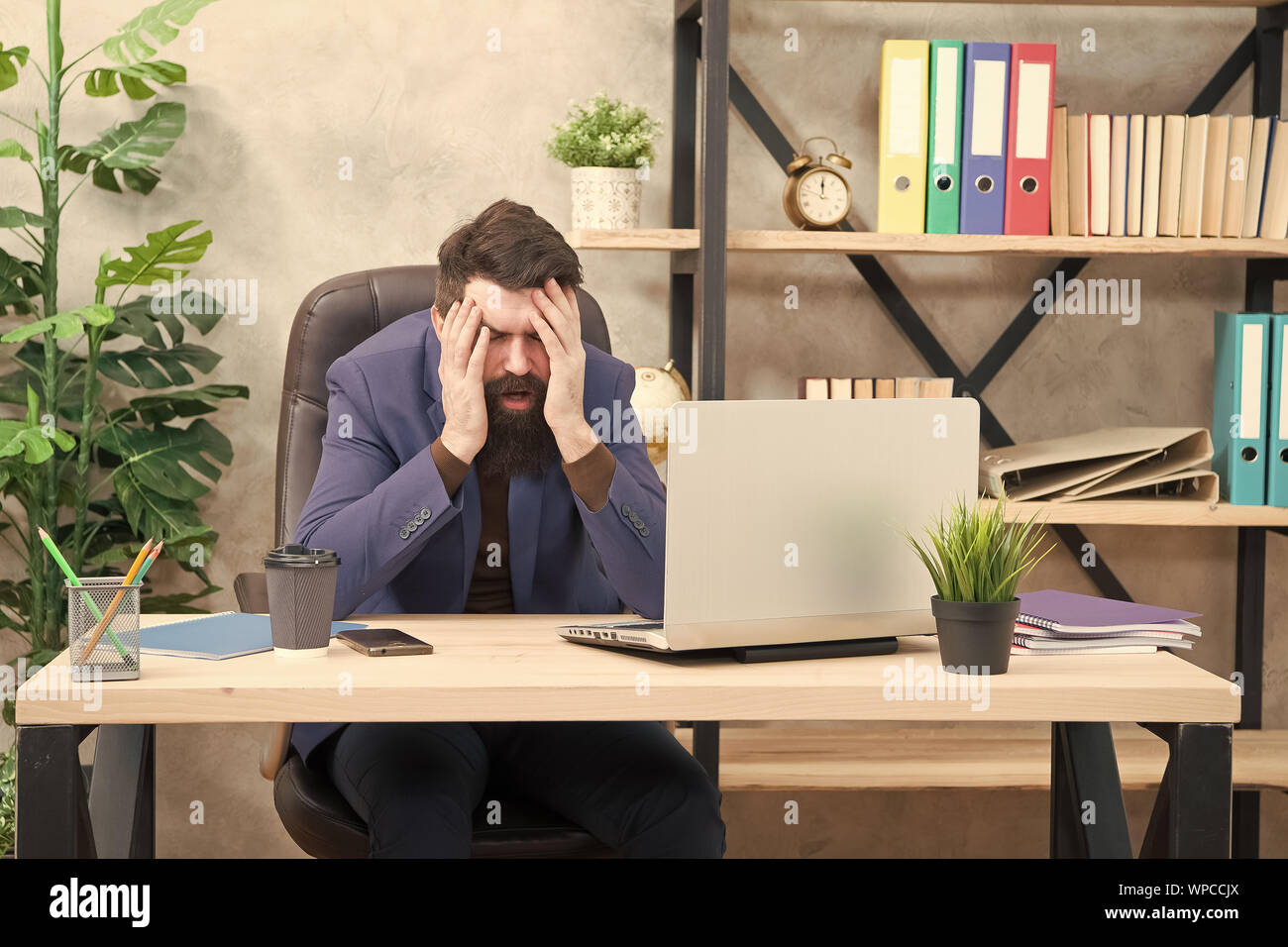 Error imperdonable. Los precios de las acciones bursátiles. El hombre barbado boss sit oficina con ordenador portátil. Manager solucionar problemas empresariales en línea. Hombre de negocios fracasado. Un negocio arriesgado. Broker y los indicadores financieros. Foto de stock