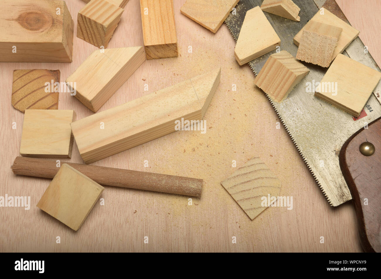 Cerca, el detalle, la colección de bloques de madera cortadas en formas y figuras con sierra, ilustración, antecedentes, carpintería, proyecto de bricolaje Foto de stock