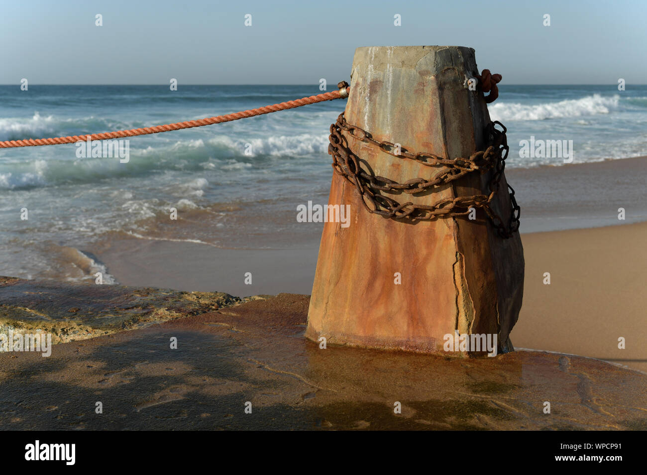 Durban, Sudáfrica, rusty soportó la cadena en pilar de hormigón de la piscina natural, la playa de Brighton, paisaje, fondo, ilustración, limitar, restringir Foto de stock